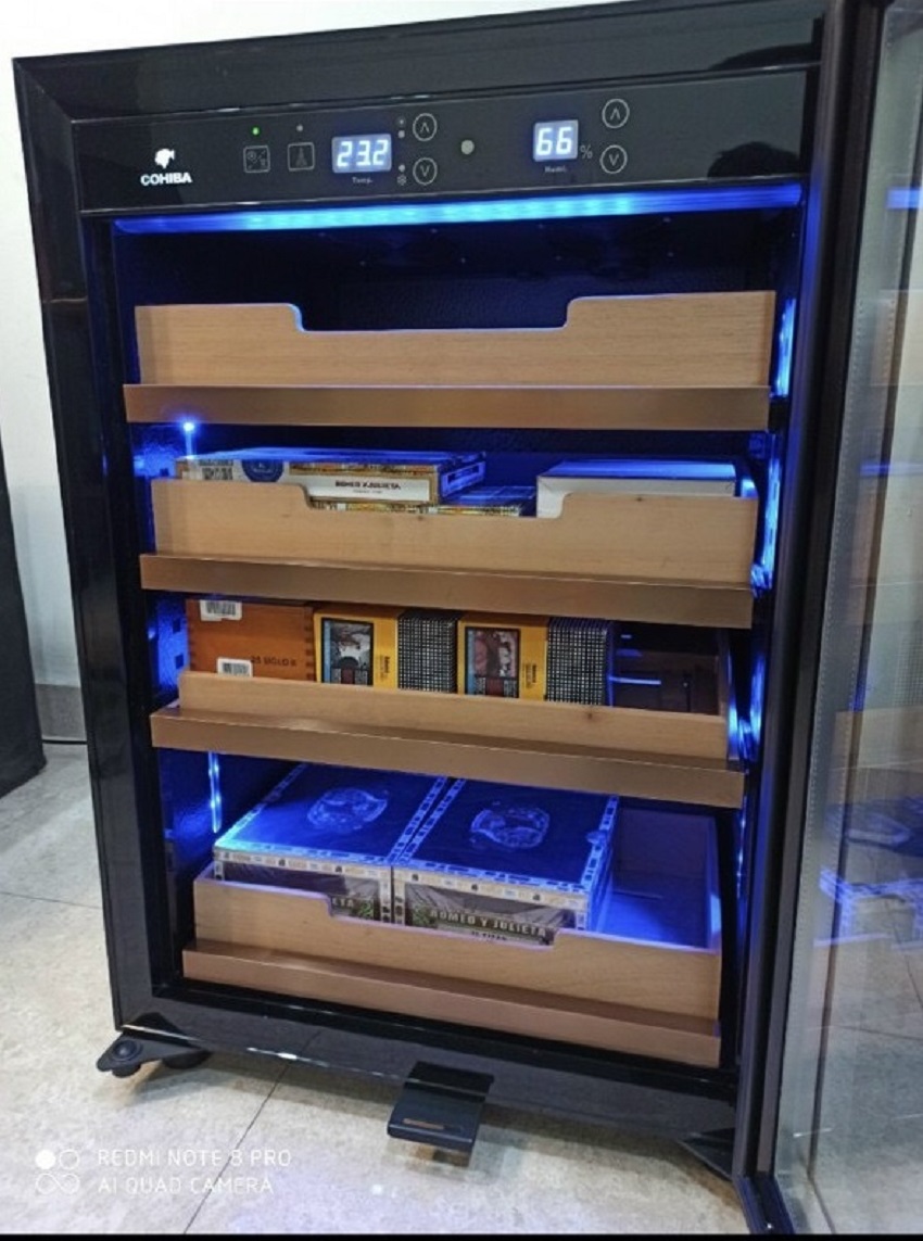 Tủ bảo quản xì gà Lubinski cao cấp RA999, max max 700 điếu Den-led-chieu-sang