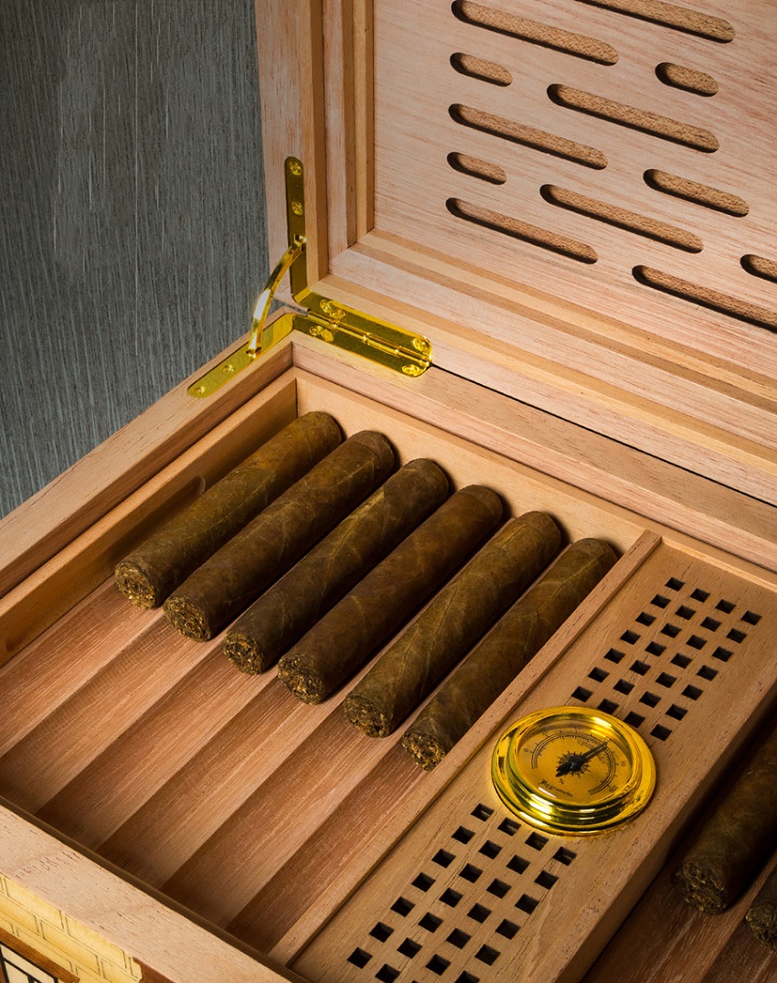 Hộp bảo quản xì gà Lubinski YJA 60010 có đồng hồ đo độ ẩm Khay-chua-go-tuyet-tung-1