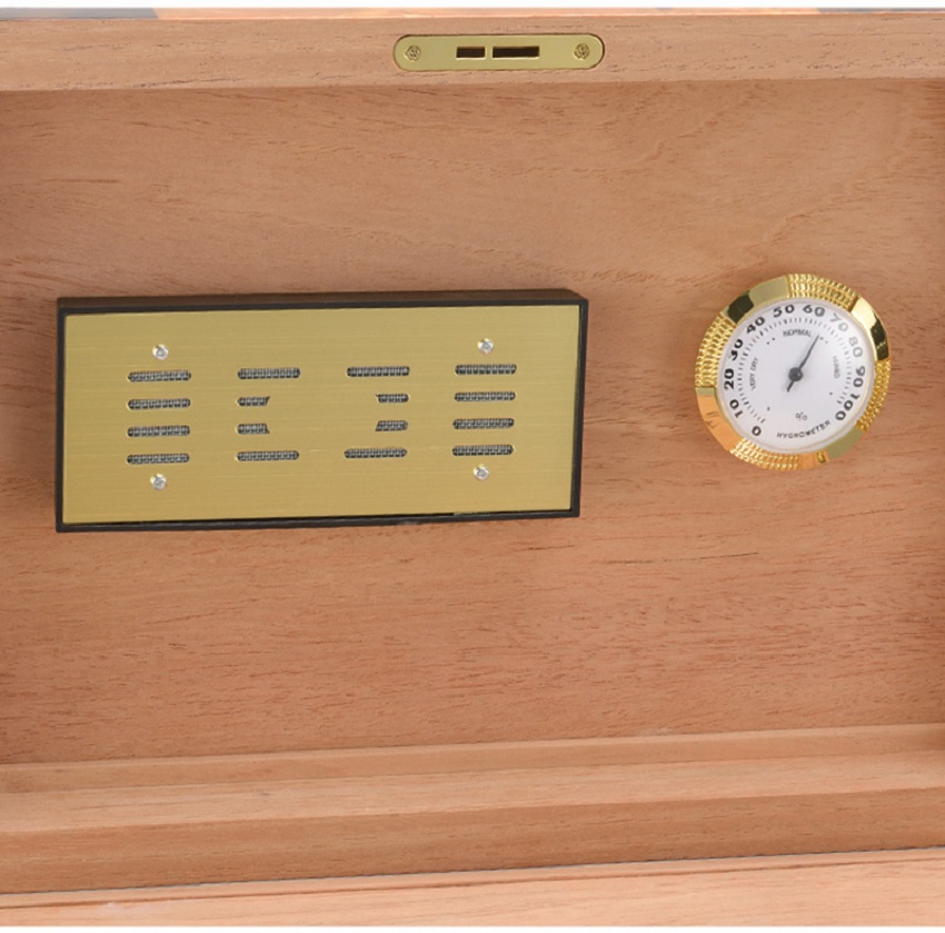 đồng hồ đo độ ẩm và khay tạo ẩm phía trong nắp hộp